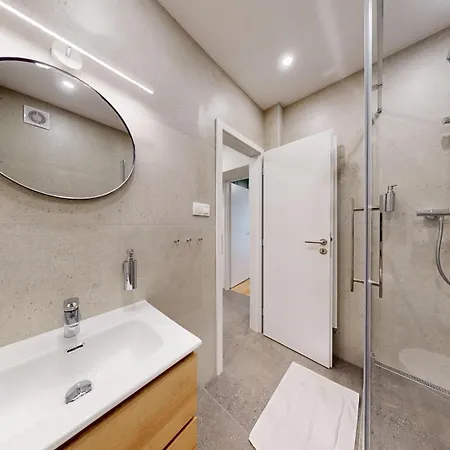 New By Nivy & Bus Station W Ac *