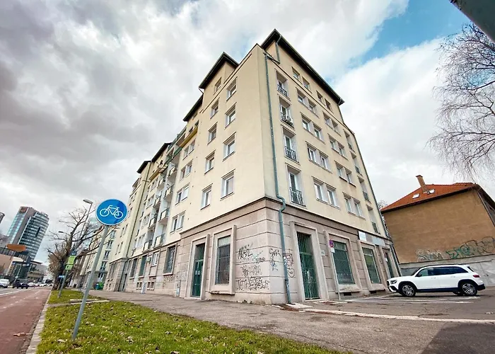 New By Nivy & Bus Station W Ac Apartman